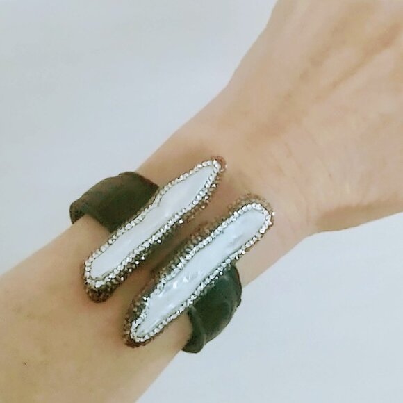 VINTAGE .925 STERLING SILVER LEATHER BAND PEARL CUFF BRACELET - Picture 2 of 14